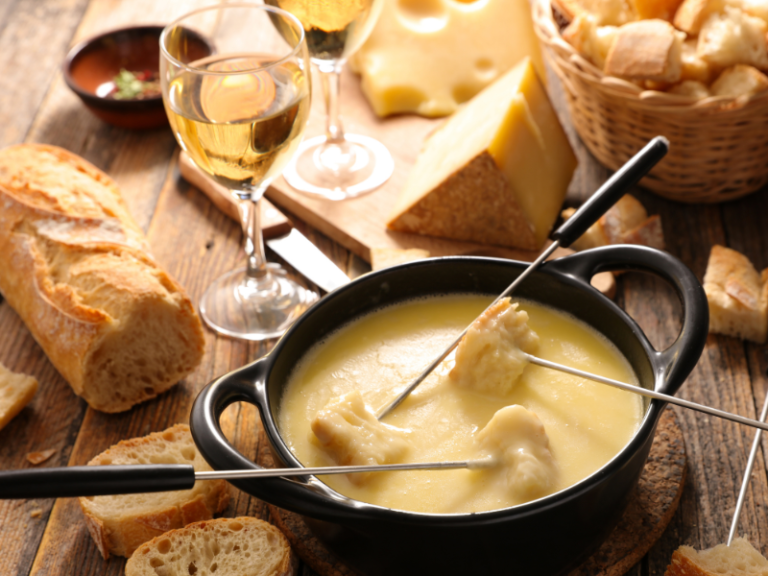 É tempo de harmonizar vinho e fondue de queijo